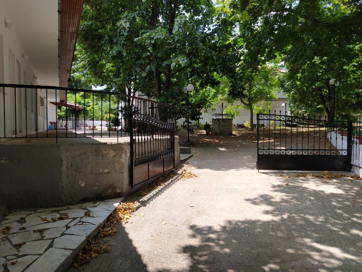 Avli Studios Kokkino Nero Luaran gambar